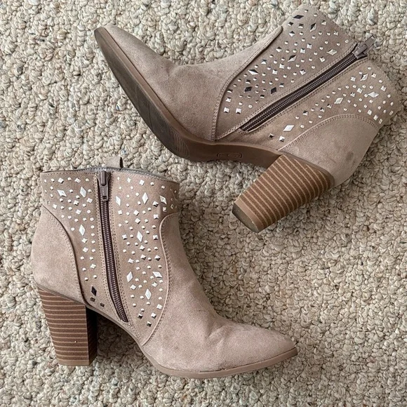 Jennifer Lopez Studded Taupe Suede Ankle Boots - Women’s 8.5 - Picture 7 of 15